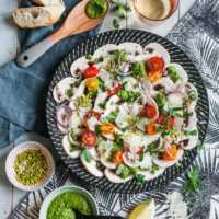Schnelles Champignon-Carpaccio mit Petersilien-Pistazien-Pesto und Parmesan | GourmetGuerilla.de-8594 Schnelles Champignon-Carpaccio mit Petersilien-Pesto, Pistazien und Parmesan | GourmetGuerilla.de |