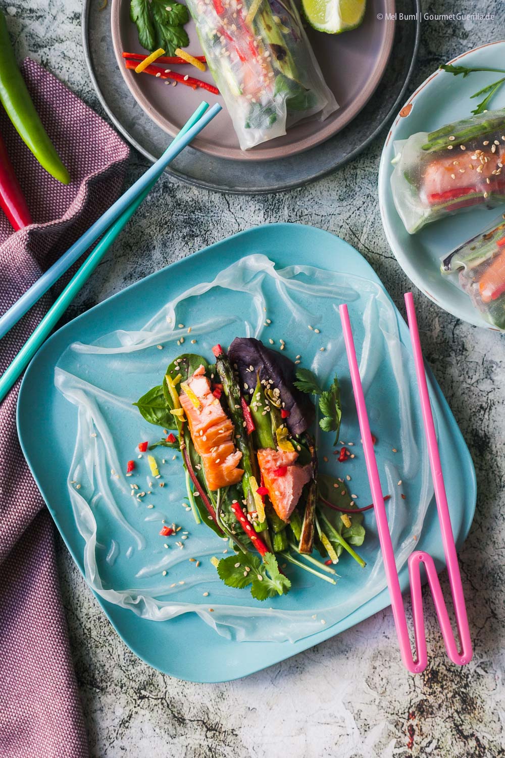 Sommerrollen mit Stremel-Lachs, grünem Spargel und Teriyaki-Dip. In 10 ...