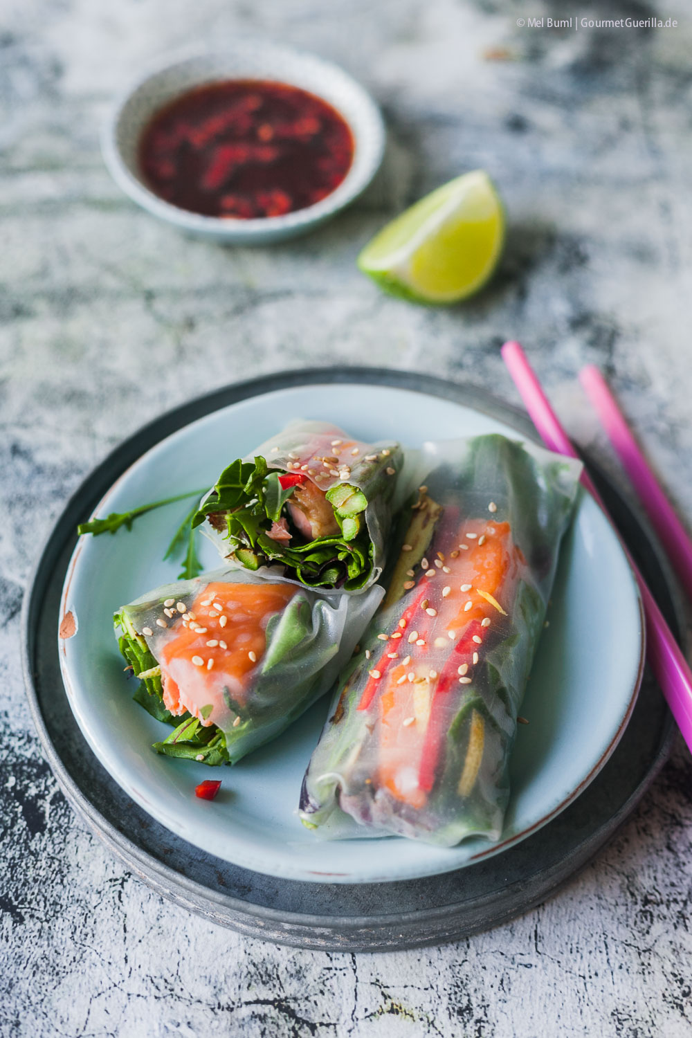 Sommerrollen mit Stremel-Lachs, grünem Spargel und Teriyaki-Dip. In 10 ...