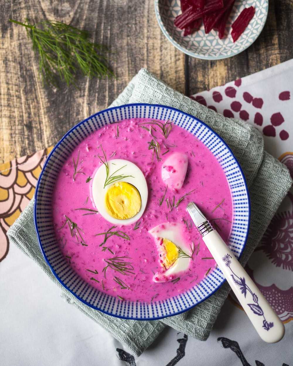 Litauische Rote-Bete-Kaltschale Saltibarsciai mit gekochtem Ei | GourmetGuerilla.de