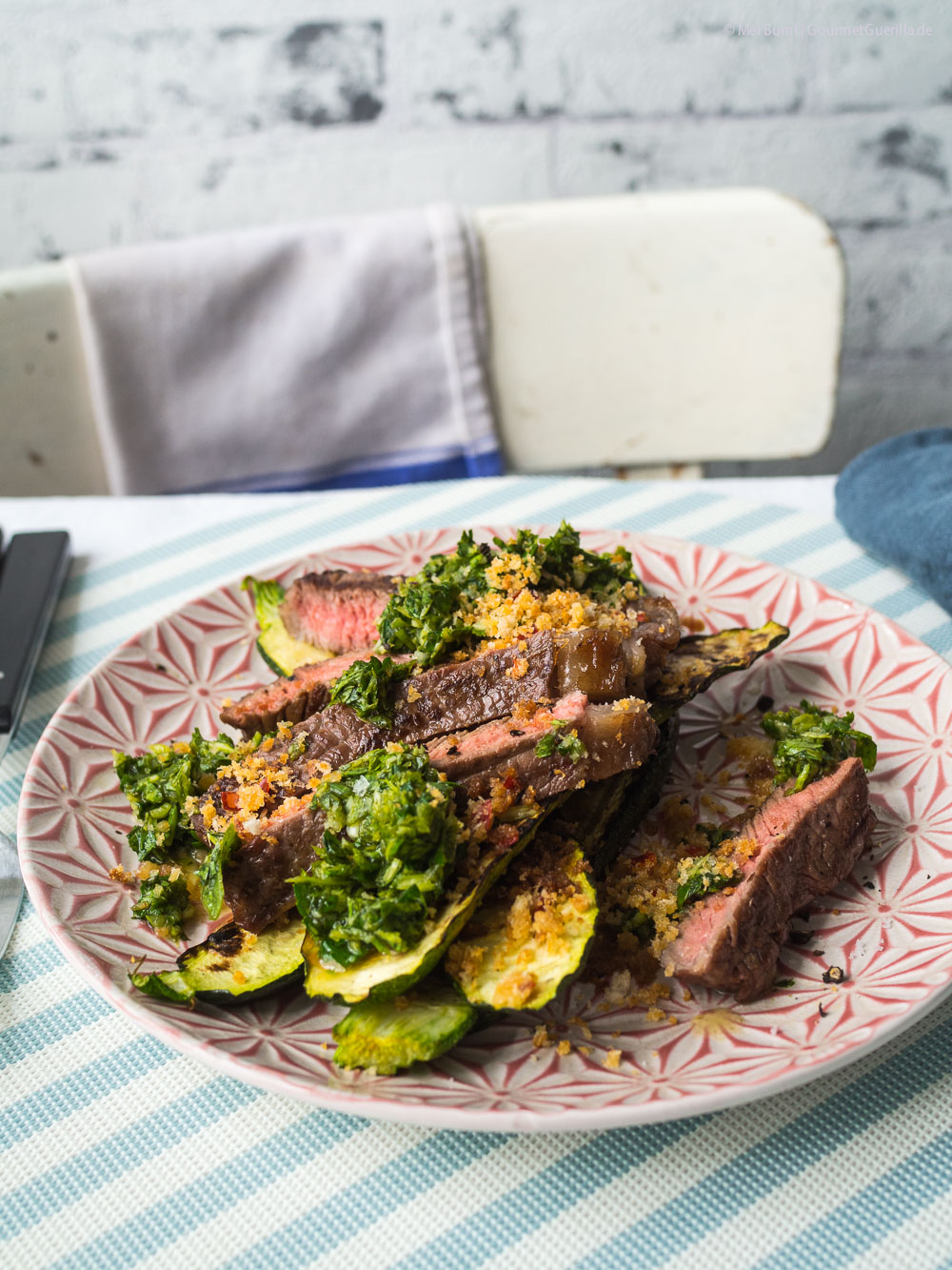 Steak und Zucchini vom Grill mit grüner Salsa und pikanten Knusper-Bröseln | Gourmetguerilla.de