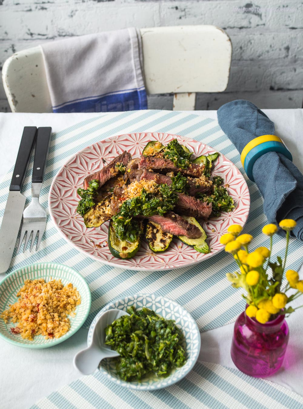 Steak und Zucchini vom Grill mit grüner Salsa und pikanten Knusper-Bröseln | Gourmetguerilla.de