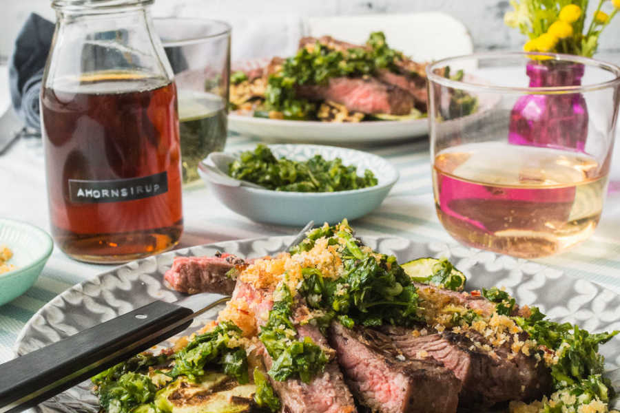 Steak und Zucchini vom Grill mit grüner Salsa und pikanten Knusper-Bröseln | Gourmetguerilla.de