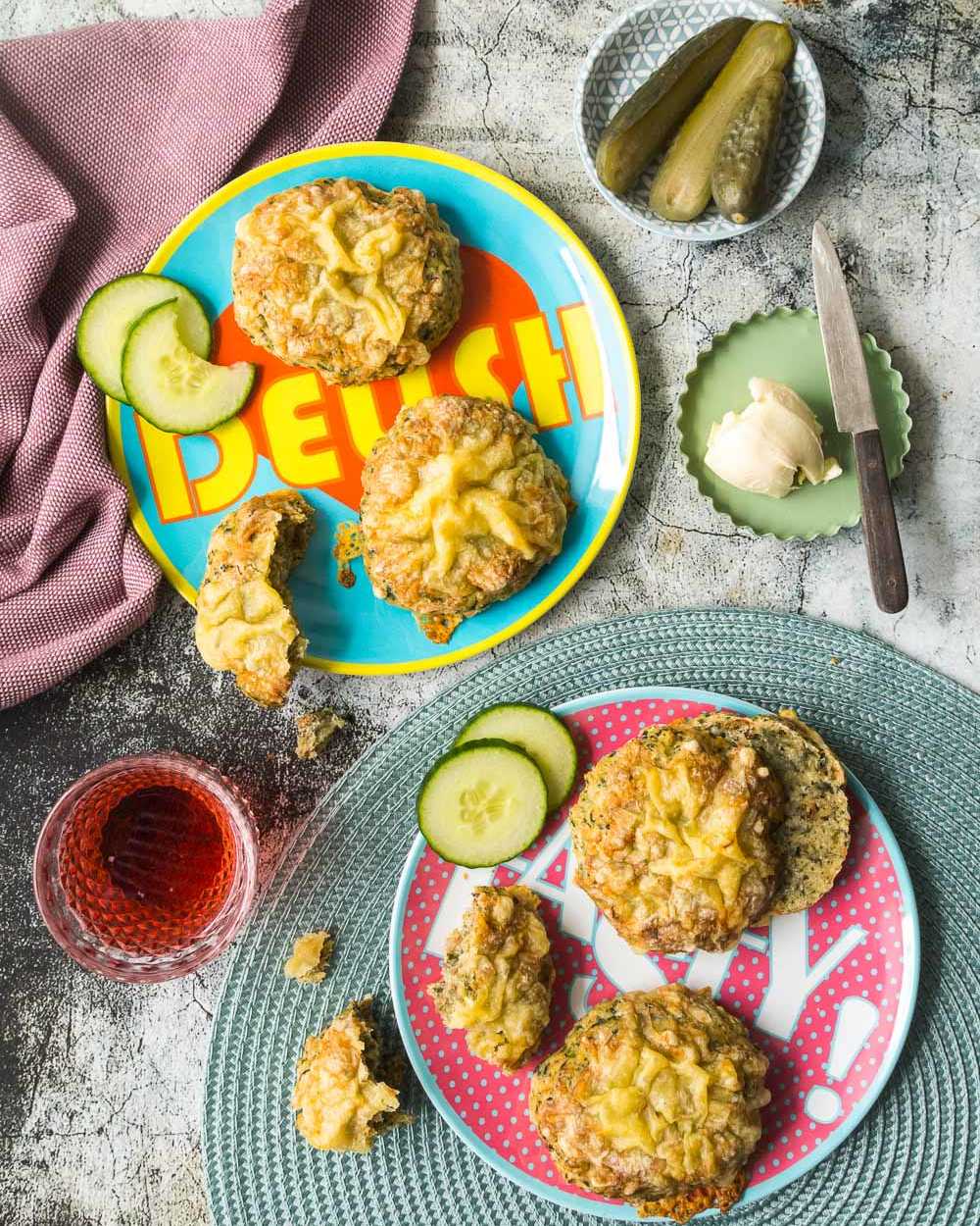 20-Minuten Käse-Zwiebel-Brötchen mit Spinat - ein Backrezept mit Heumilchkäse | GourmetGuerilla.de