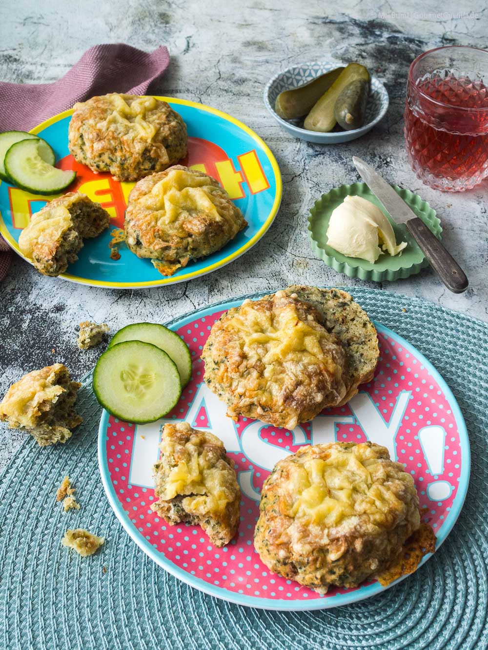 20-Minuten Käse-Zwiebel-Brötchen mit Spinat - ein Backrezept mit Heumilchkäse | GourmetGuerilla.de