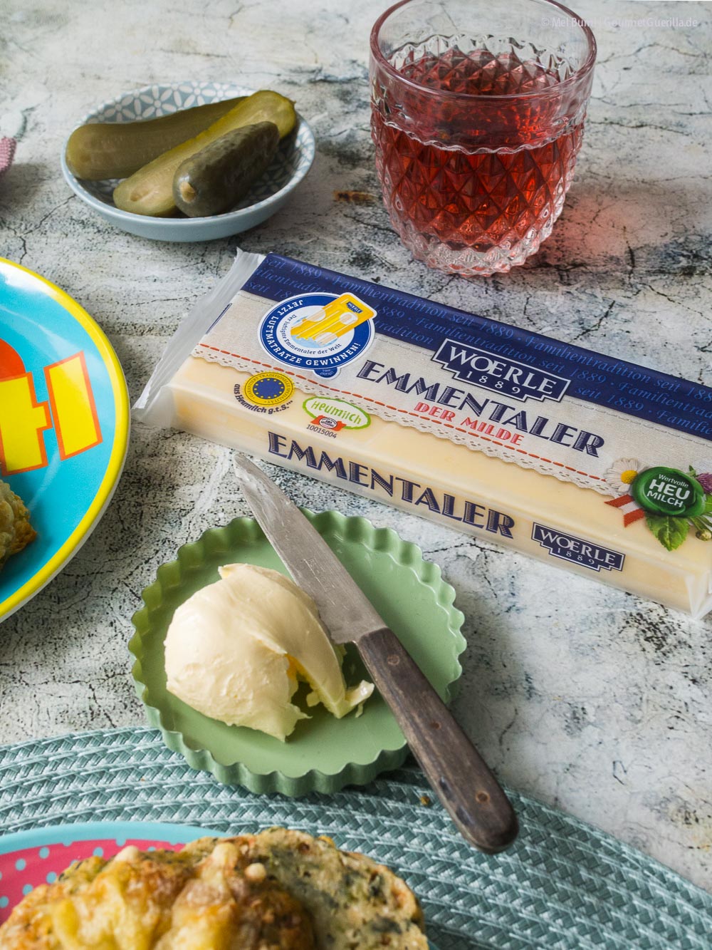 20-Minuten Käse-Zwiebel-Brötchen mit Spinat - ein Backrezept mit Heumilchkäse | GourmetGuerilla.de
