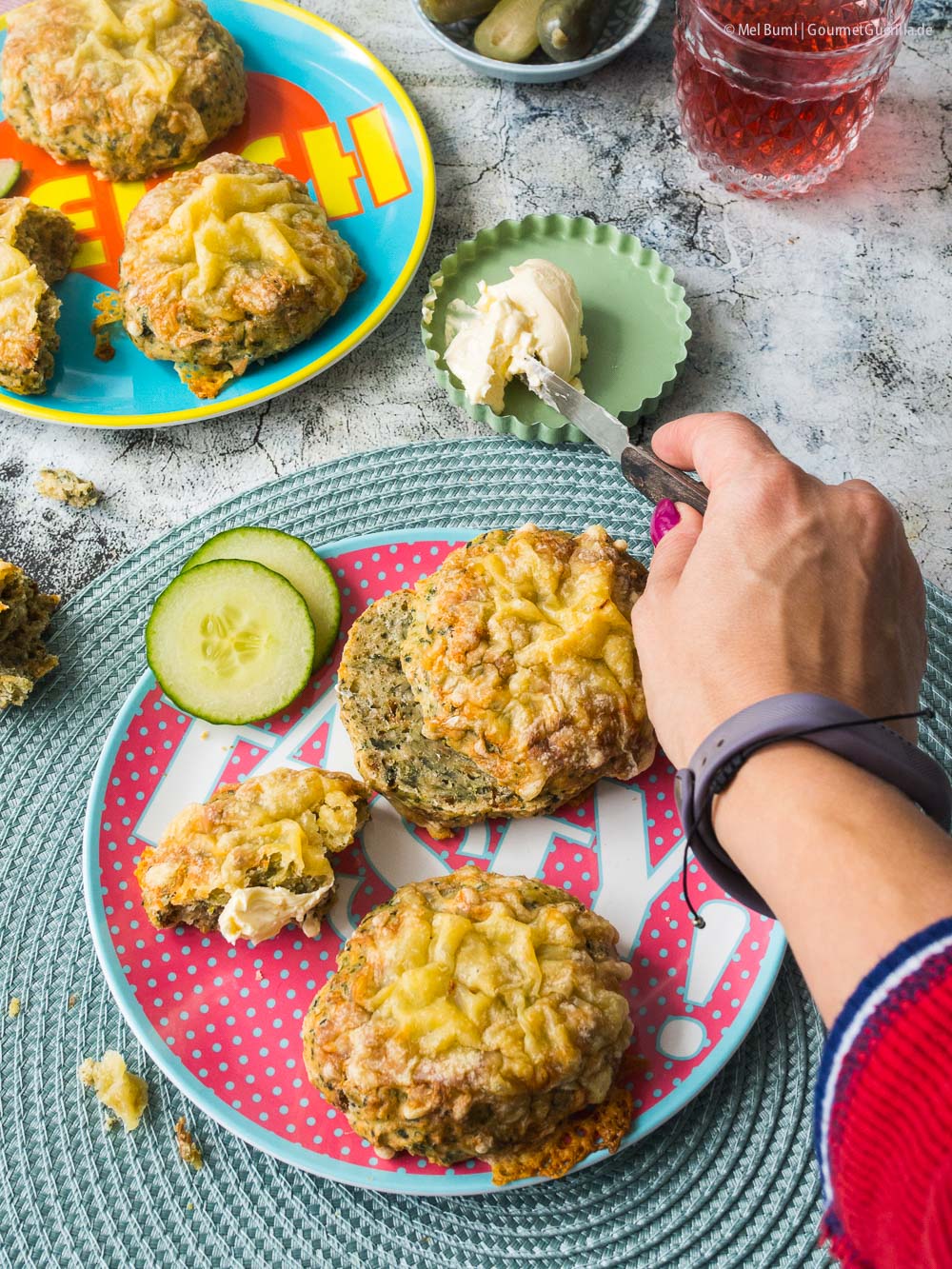 20-Minuten Käse-Zwiebel-Brötchen mit Spinat - ein Backrezept mit Heumilchkäse | GourmetGuerilla.de
