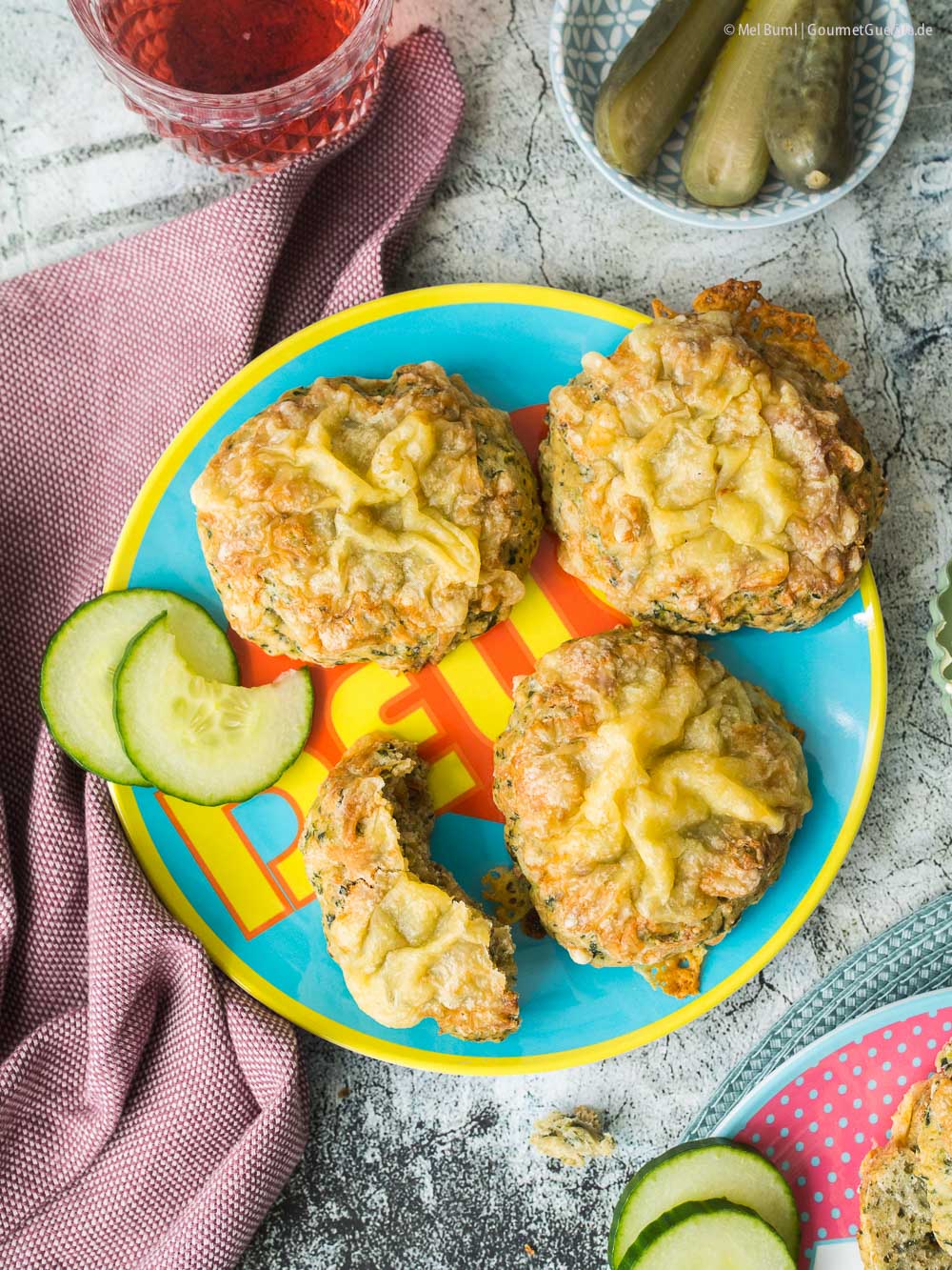 20-Minuten Käse-Zwiebel-Brötchen mit Spinat - ein Backrezept mit Heumilchkäse | GourmetGuerilla.de