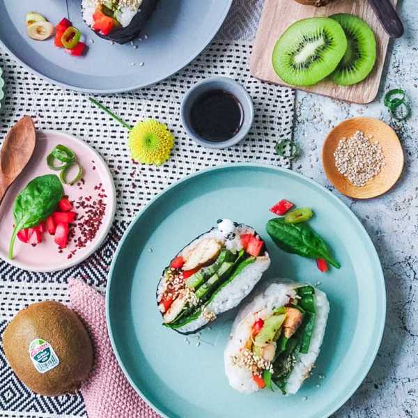 Japanisches Reissandwich mit Kiwi-Salat und Teriyaki-Hühnchen - Onigirazu | | GourmetGuerilla.de