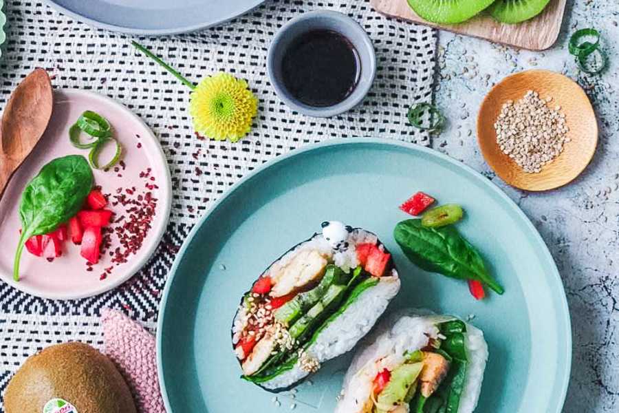 Japanisches Reissandwich mit Kiwi-Salat und Teriyaki-Hühnchen - Onigirazu | | GourmetGuerilla.de