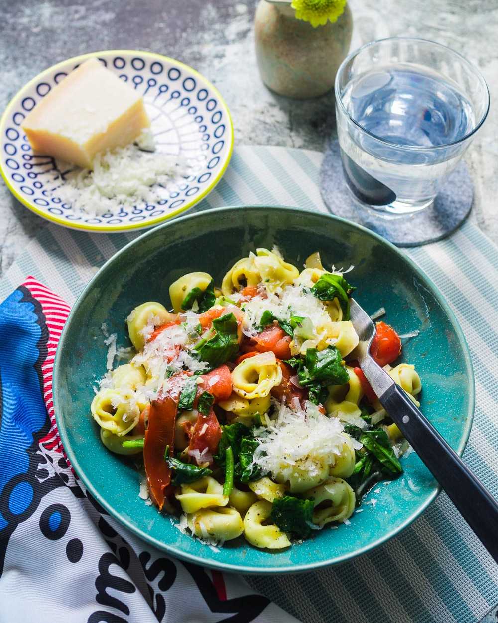 10-Minuten Tortellini mit frischem Tomaten-Spinat-Sugo | GourmetGuerilla.de