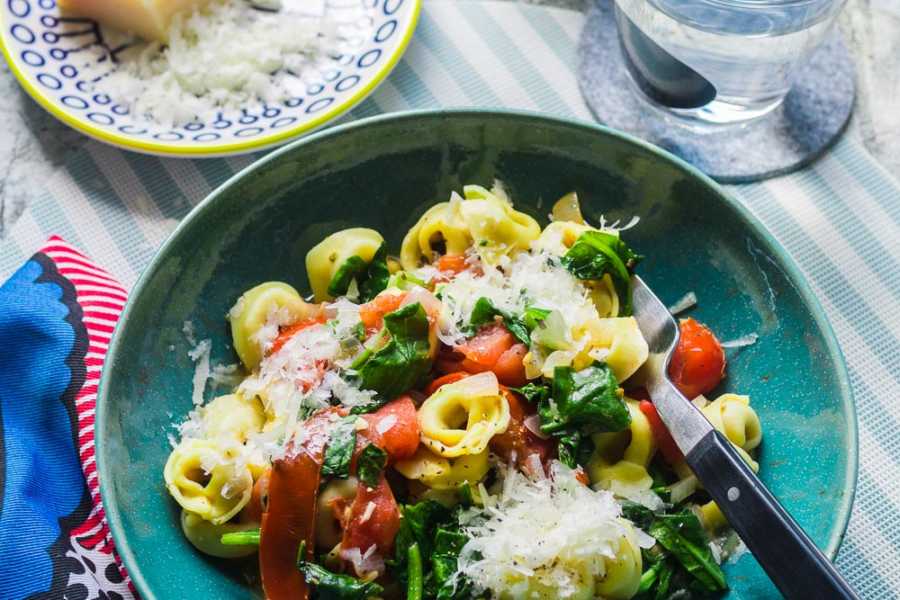10-Minuten Tortellini mit frischem Tomaten-Spinat-Sugo | GourmetGuerilla.de