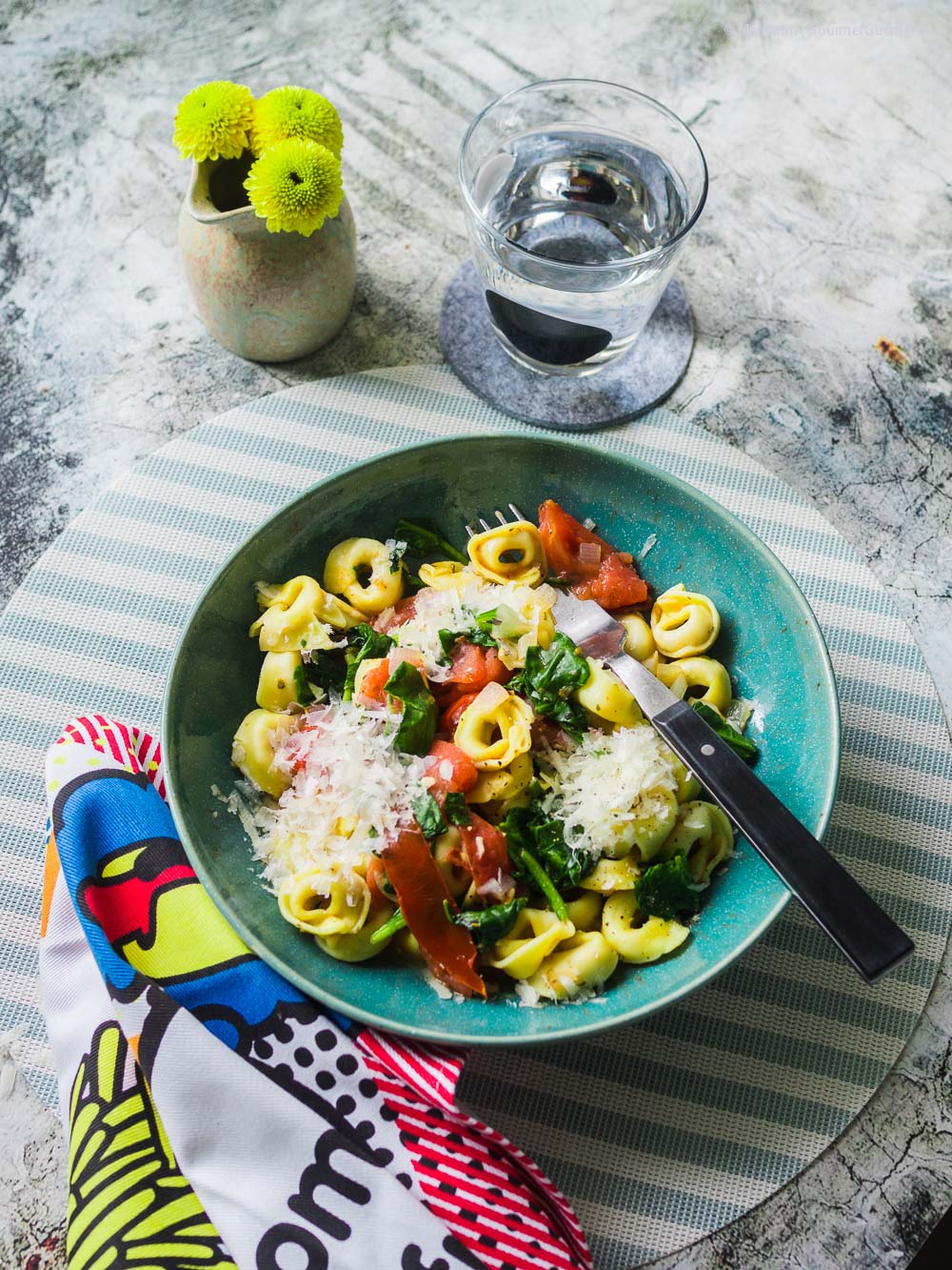 10-Minuten Tortellini mit frischem Tomaten-Spinat-Sugo | GourmetGuerilla.de