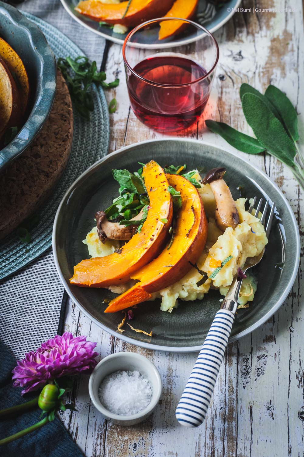 Gebackener Kürbis mit Pilzen und Kartoffelstampf - vegetarisch aus dem Ofen | GourmetGuerilla.de