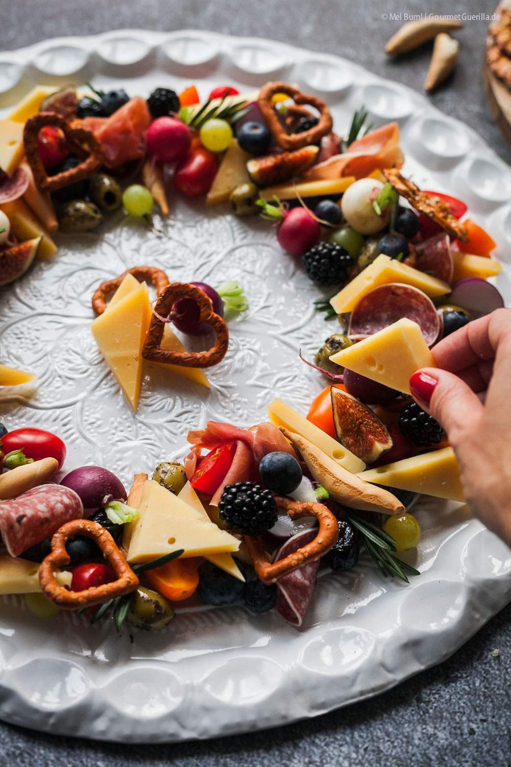 Bunter Anitpasti-Käse-Kranz mit Kaltbach Gold | GourmetGuerilla.de