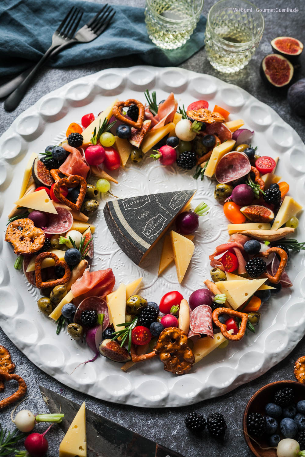 Bunter Anitpasti-Käse-Kranz mit Kaltbach Gold | GourmetGuerilla.de