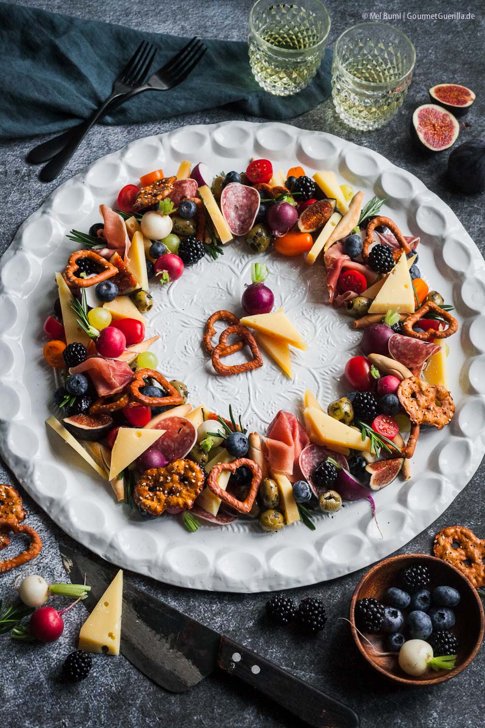 Bunter Anitpasti-Käse-Kranz mit Kaltbach Gold | GourmetGuerilla.de