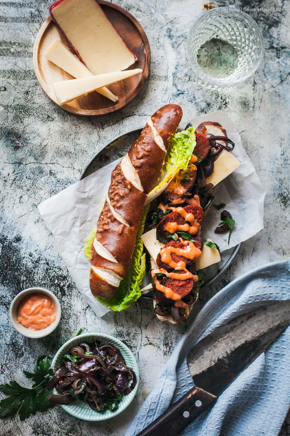 Chorizo Hot Dog mit geschmorten Zwiebeln, Räuchermayo und Landkäse aus Heumilch g.t.S. | GourmetGuerilla.de
