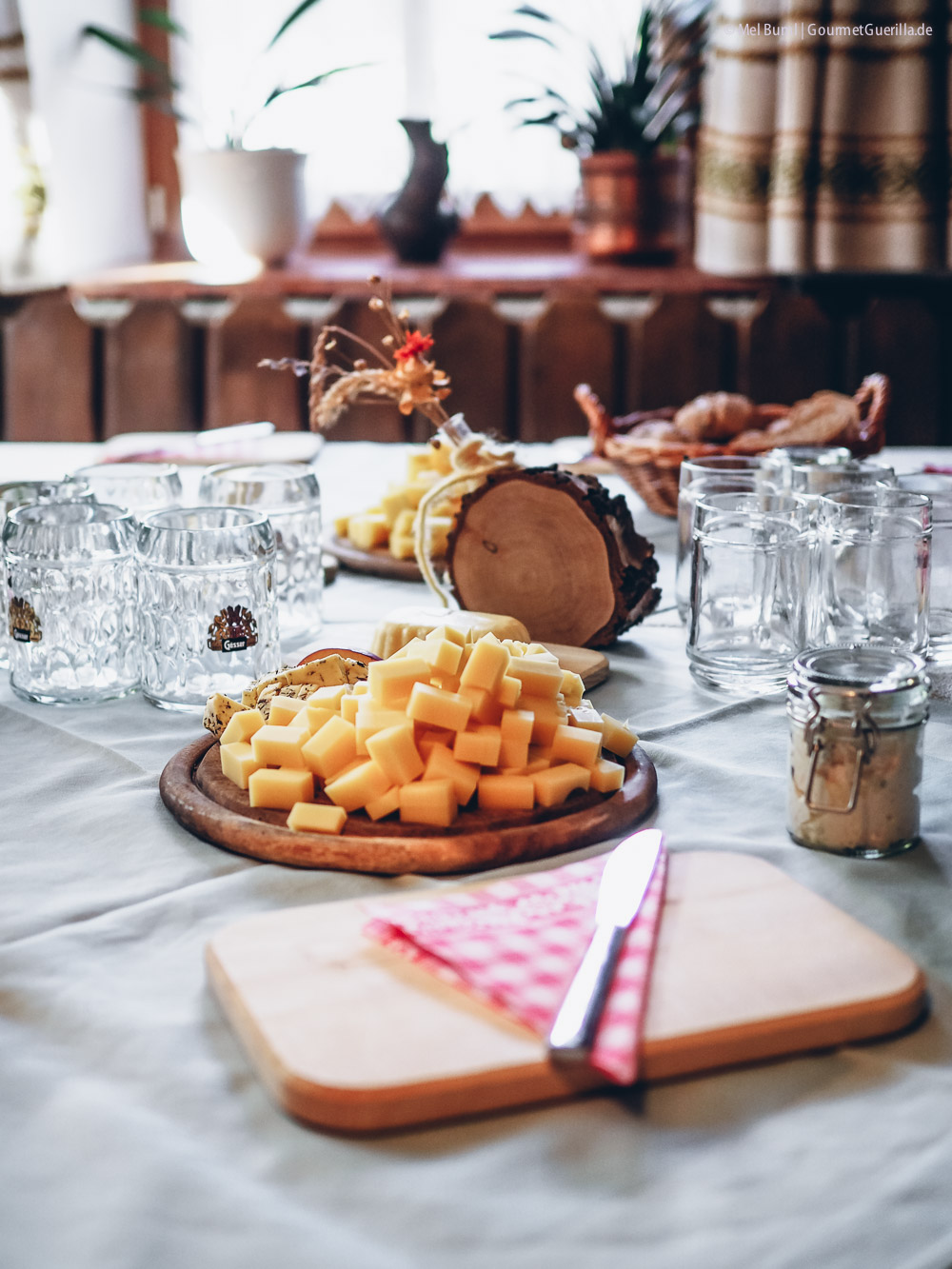 Brotzeit auf einem Bauernhof mit Produkten aus Heumilch g.t.S. Senner meets Blogger | GourmetGuerilla.de