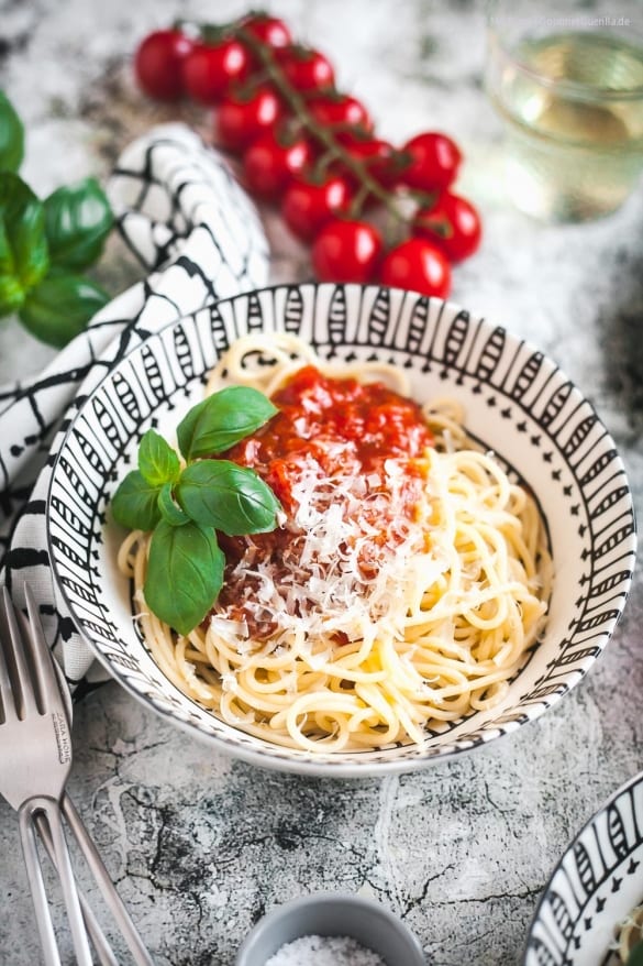 Schnelle Spaghetti mit selbstgemachter Tomatensoße. Mein Lieblings ...