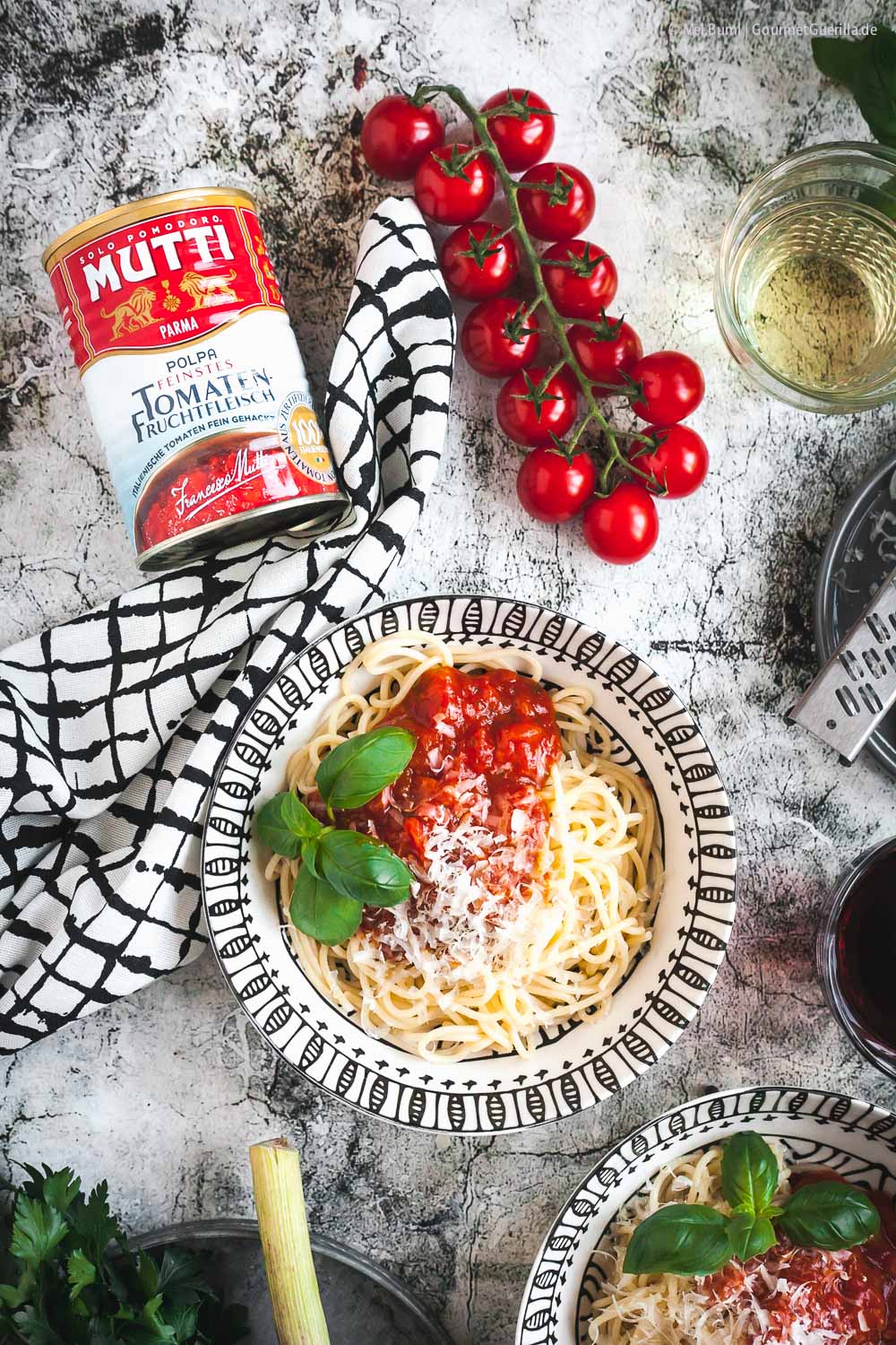 Spaghetti mit selbstgemachter Tomatensoße - ein superschnelles Rezept in zwei leckeren Varianten | GourmetGuerilla.de
