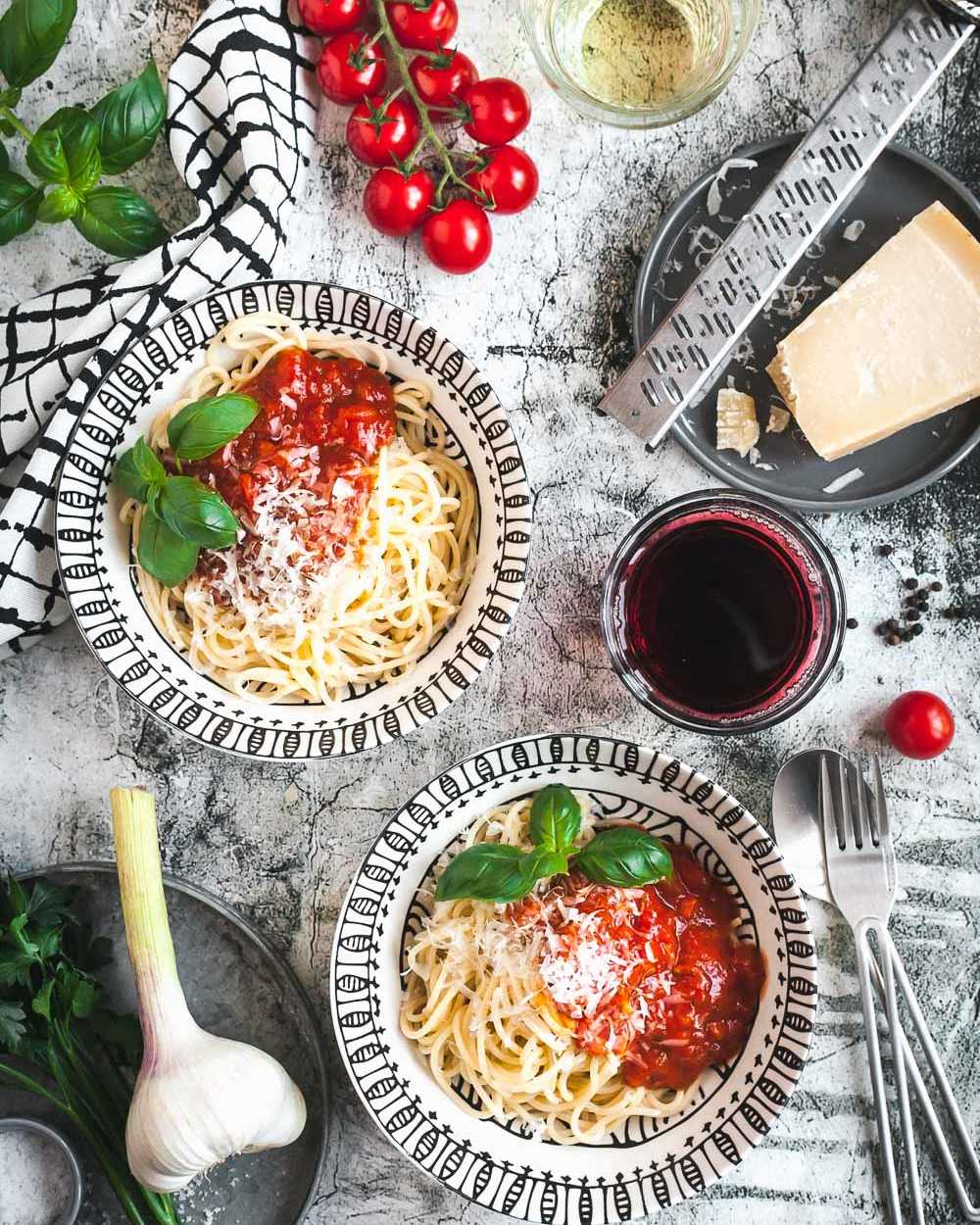Spaghetti mit selbstgemachter Tomatensoße - ein superschnelles Rezept in zwei leckeren Varianten | GourmetGuerilla.de