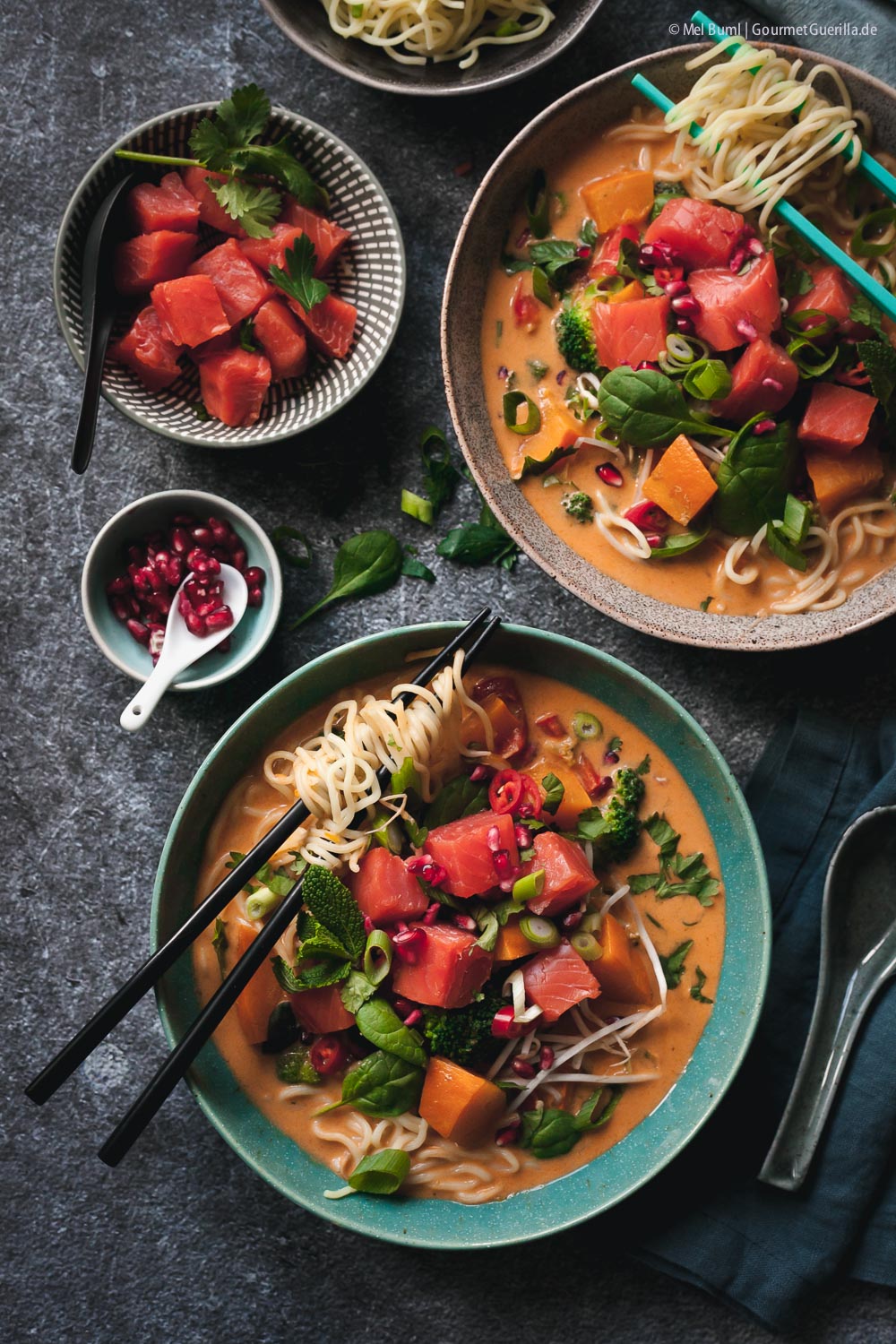 Winterliche Kürbis-Laksa mit viel Gemüse, zartem Lachs und Granatapfel Nudelsuppe aus Malaysia | GourmetGuerilla.de