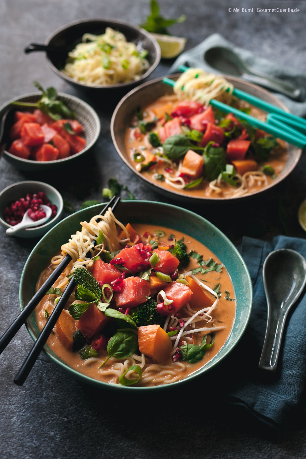 Winterliche Kürbis-Laksa mit viel Gemüse, zartem Lachs und Granatapfel Nudelsuppe aus Malaysia | GourmetGuerilla.de