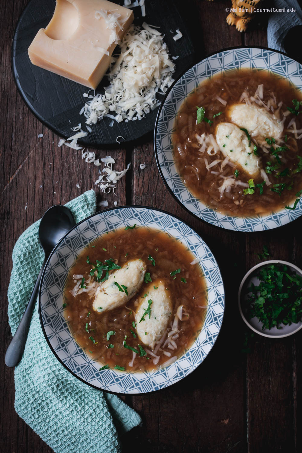 Herzhafte vegetarische Zwiebelsuppe mit Käsenocken - ein Heumilchrezept | GourmetGuerilla.de