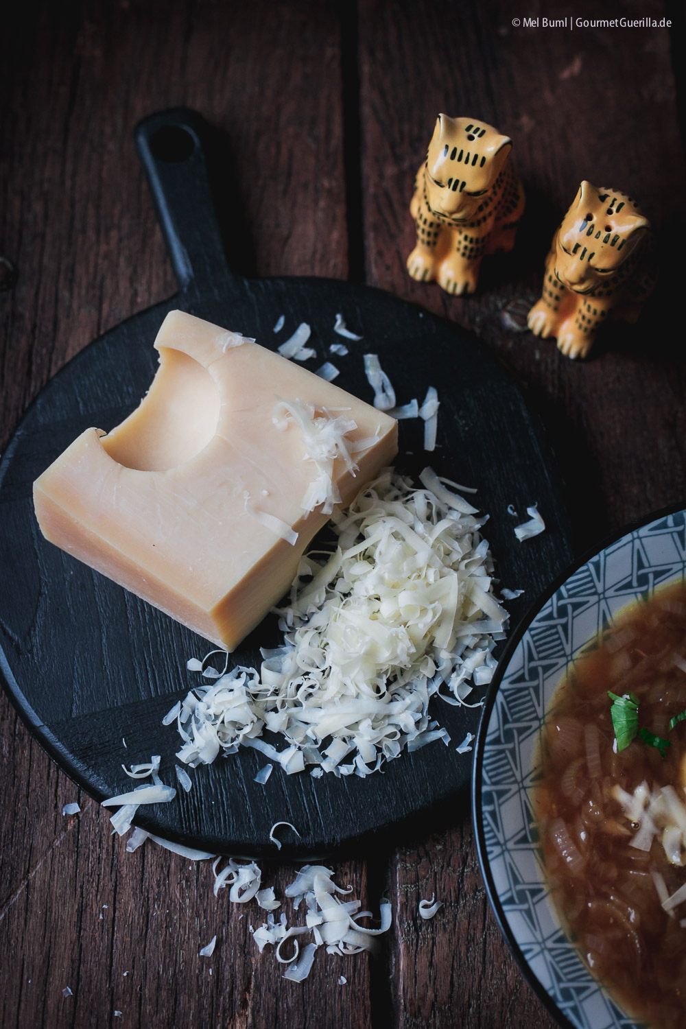 Herzhafte vegetarische Zwiebelsuppe mit Käsenocken - ein Heumilchrezept | GourmetGuerilla.de