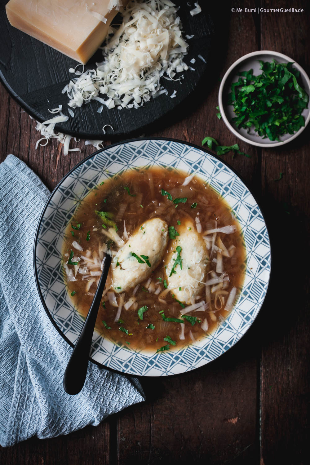 Herzhafte vegetarische Zwiebelsuppe mit Käsenocken - ein Heumilchrezept | GourmetGuerilla.de