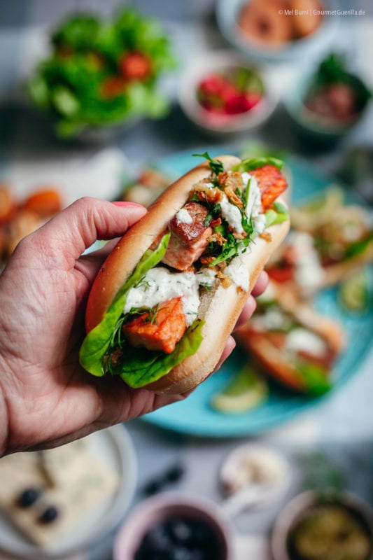 Nordische Lachs Hot Dogs mit ApfelMeerrettichSoße und KräuterCrunch