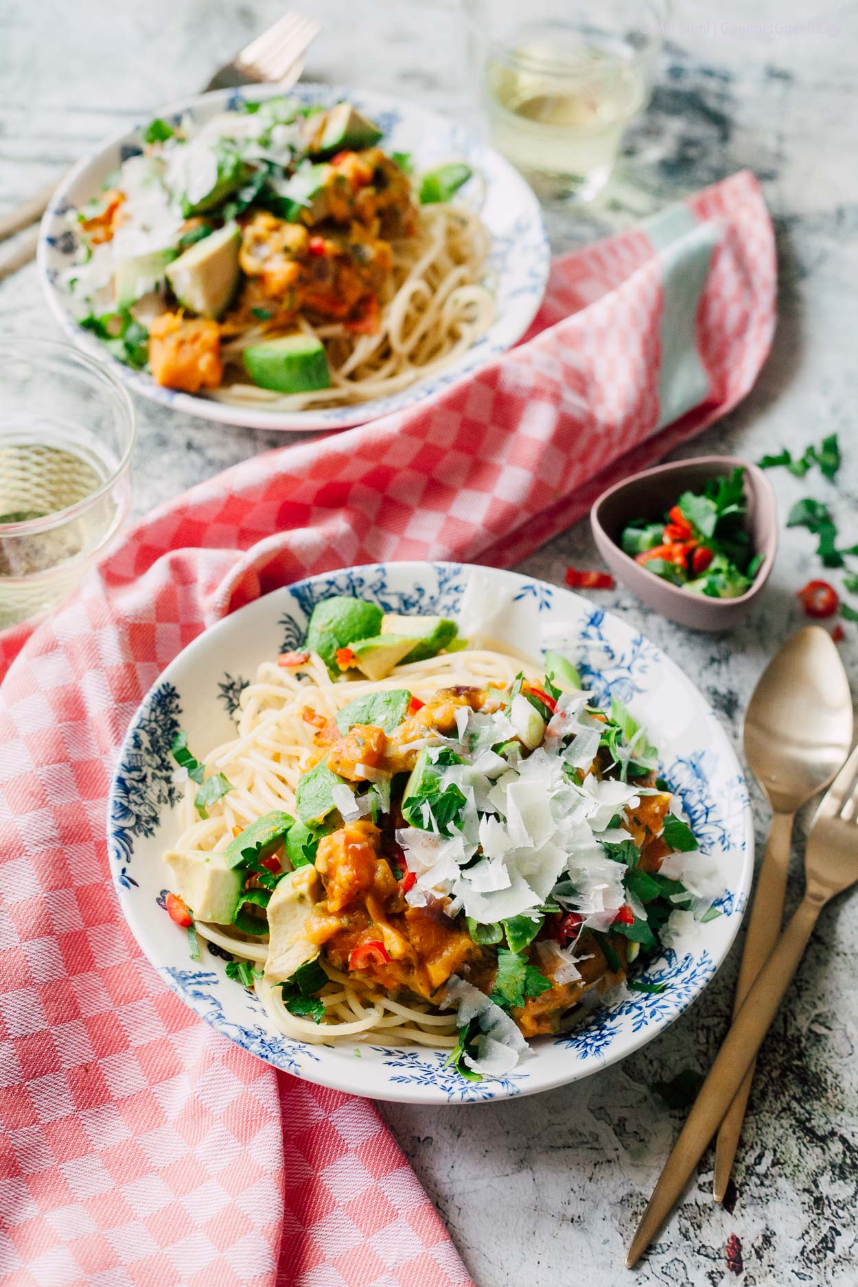 Pasta mit cremiger Kürbis-Soße, Avocado und einem Hauch Chili | GourmetGuerilla.de