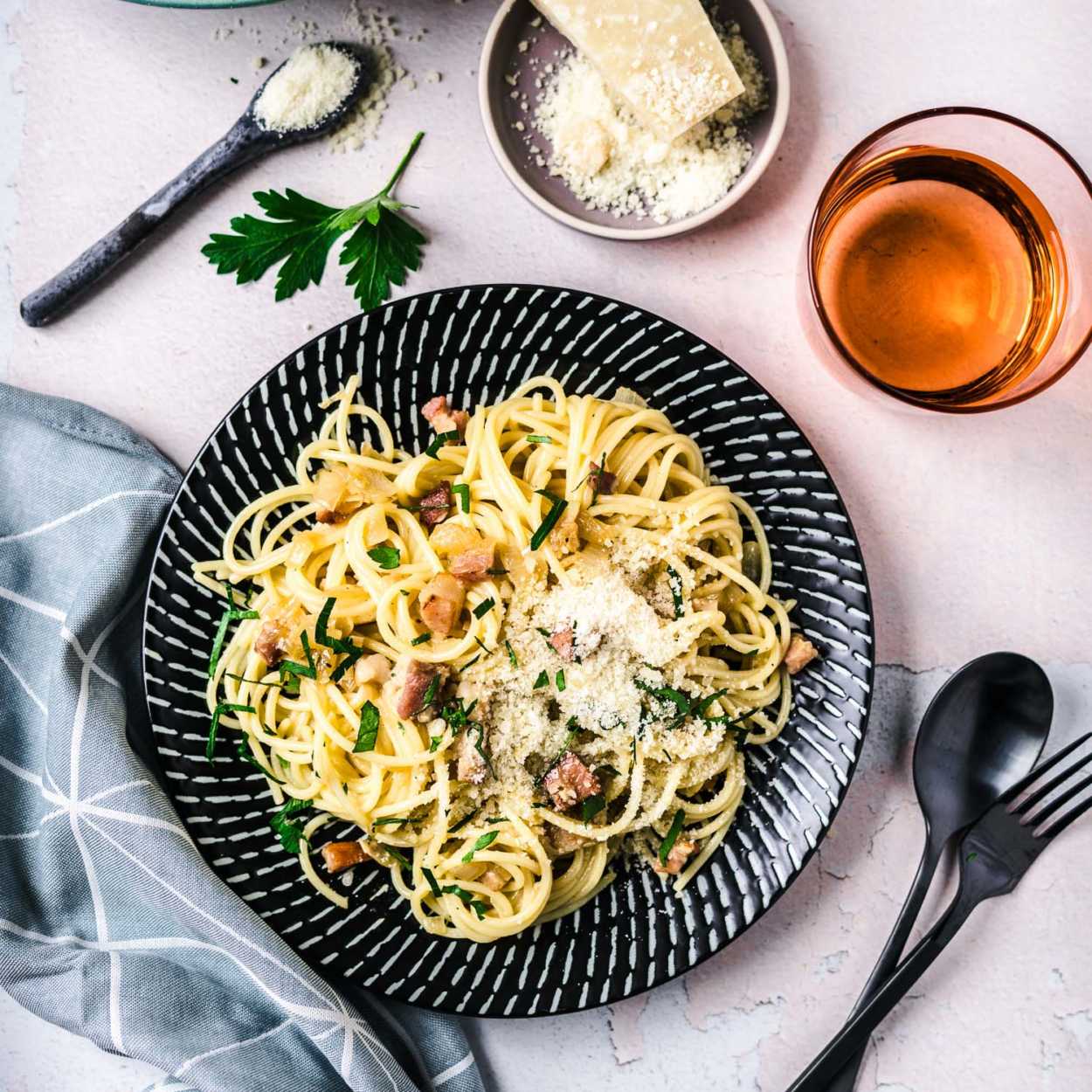 Einfache und authentische Spaghetti Carbonara. Das verflixt beste ...