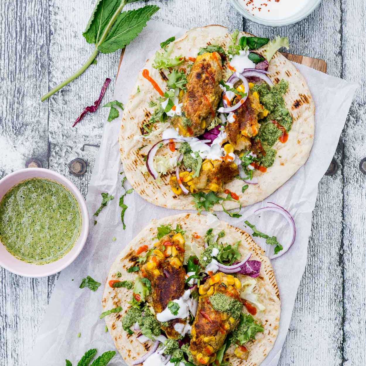 Indische Mais-Koftas. Ein umwerfender vegetarischer Wrap mit Salat und Soße | FoxyFood.de