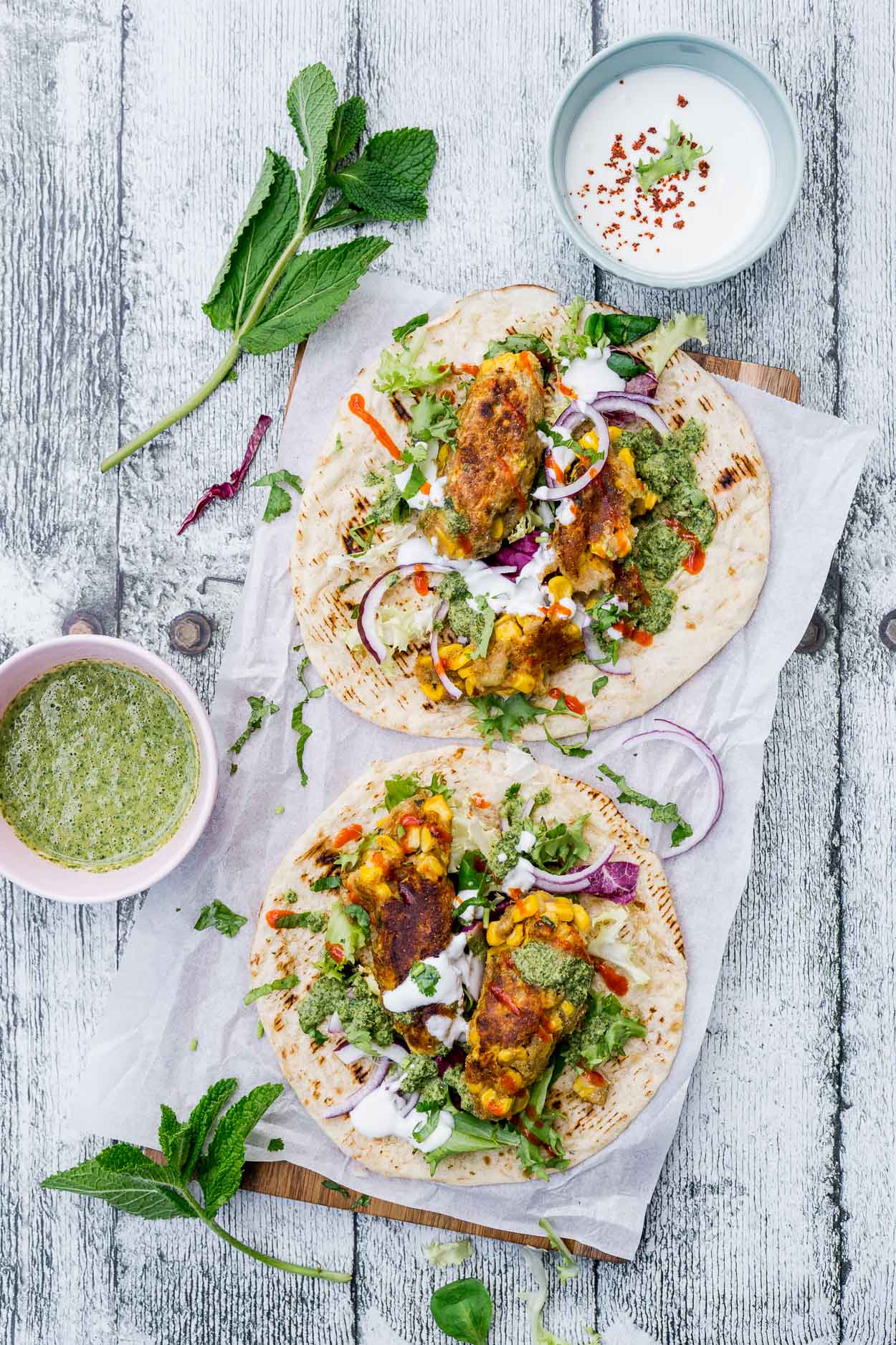 Indische Mais-Koftas. Ein umwerfender vegetarischer Wrap mit Salat und Soße | FoxyFood.de