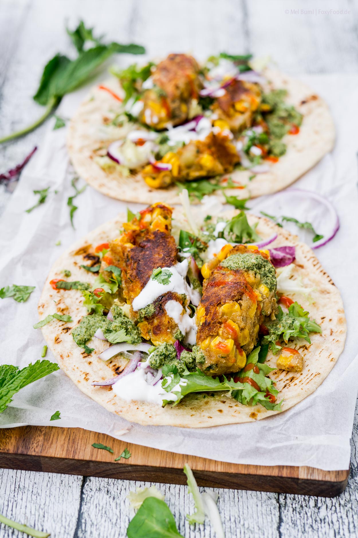 Indische Mais-Koftas. Ein umwerfender vegetarischer Wrap mit Salat und Soße | FoxyFood.de