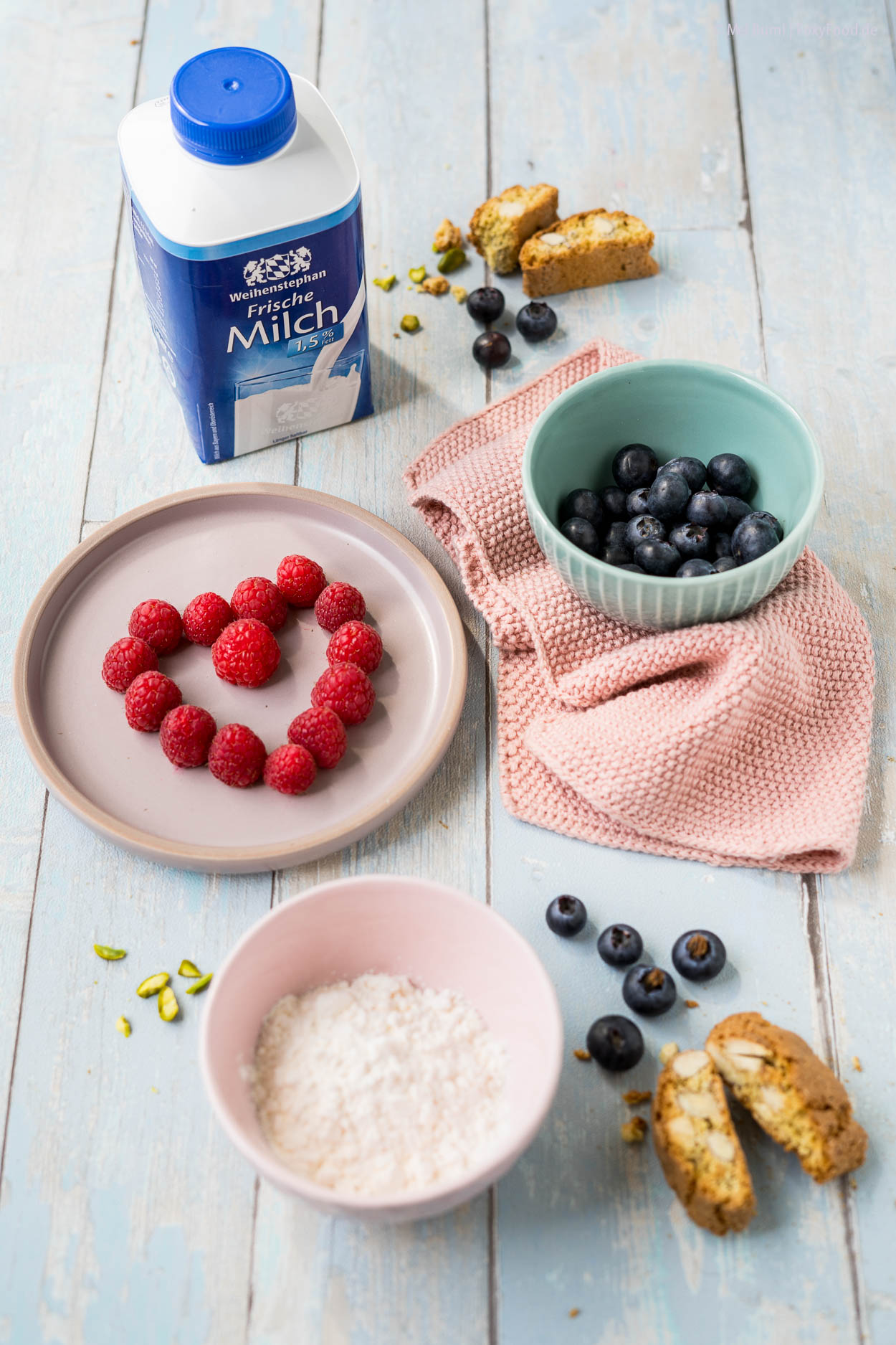 Süße Milchsuppe mit Beeren und Cantuccini-Crunch | FoxyFood.de