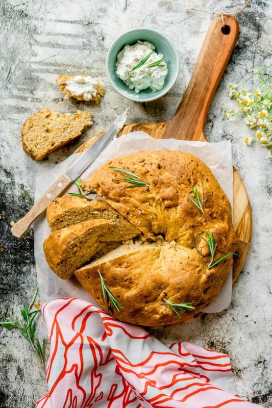 Unglaublich duftender Brotkranz mit Röstzwiebeln und Kräutern. Und ...