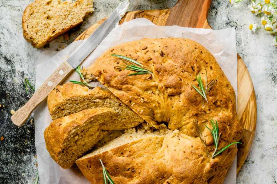 Supereinfacher Brotkranz mit Röstzwiebeln und Kräutern Bosch Cookit | FoxyFood.de