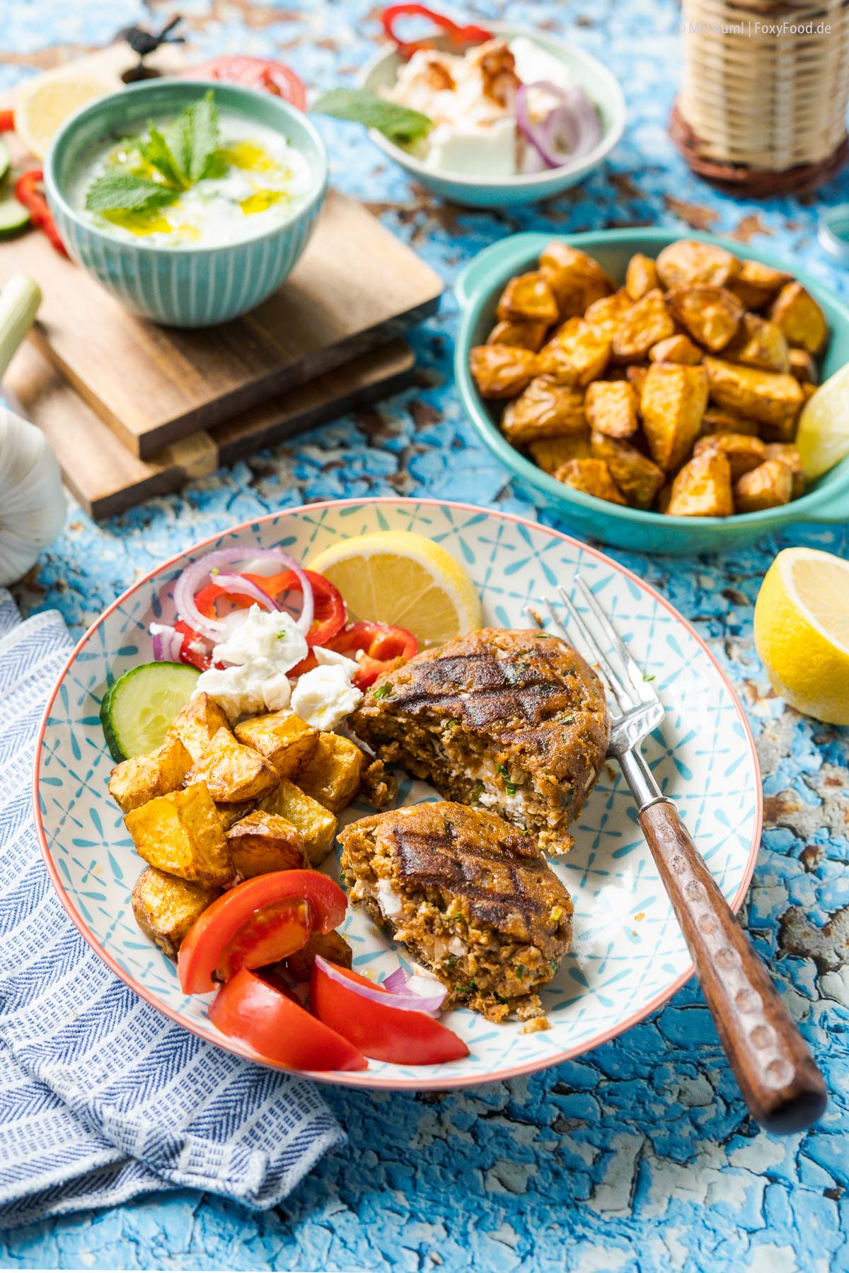 Vegetarische Bifteki mit Feta griechische Frikadellen vom Grill | FoxyFood.de