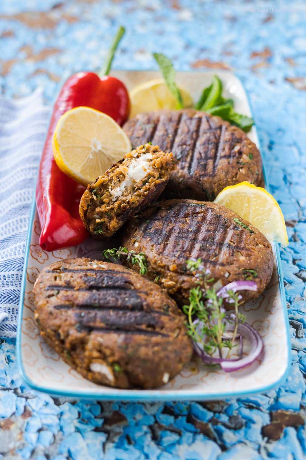 Vegetarische Bifteki mit Feta. Ein griechisches Lieblings-Rezept für ...