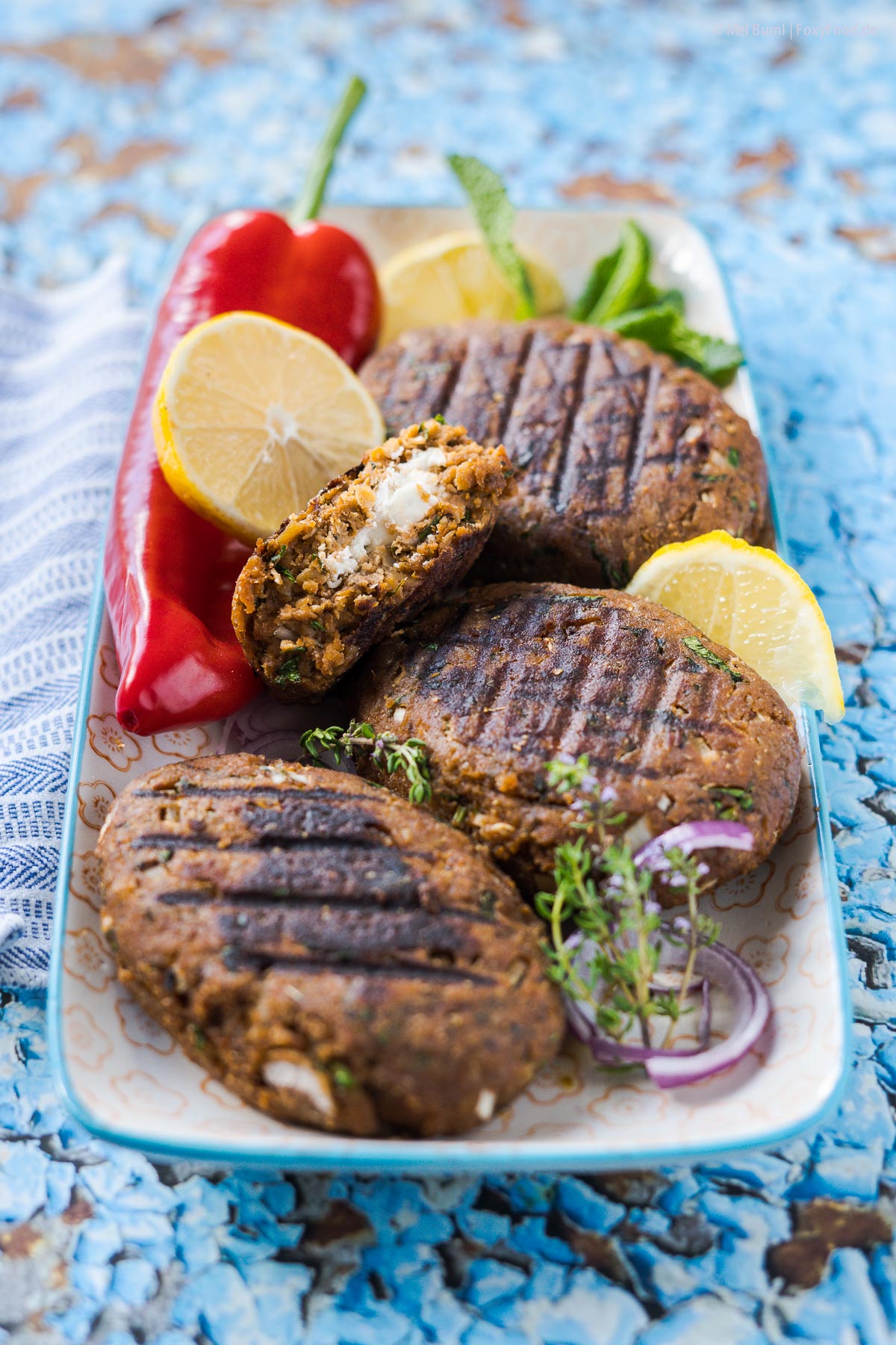 Vegetarische Bifteki mit Feta griechische Frikadellen vom Grill | FoxyFood.de
