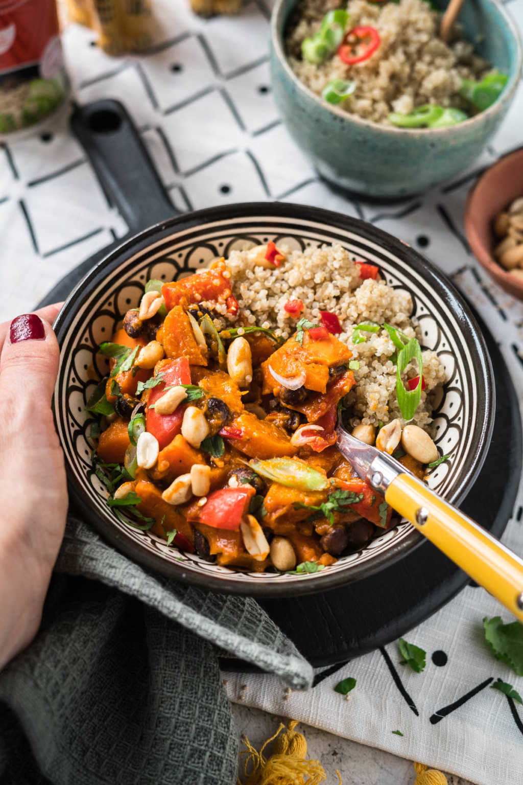 Afrikanischer Erdnuss- Eintopf mit Süßkartoffel, Mango und Quinoa ...