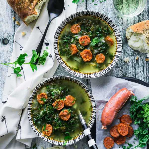 Caldo Verde Portugiesische Suppe mit Grünkohl und Chorizo | FoxyFood.de