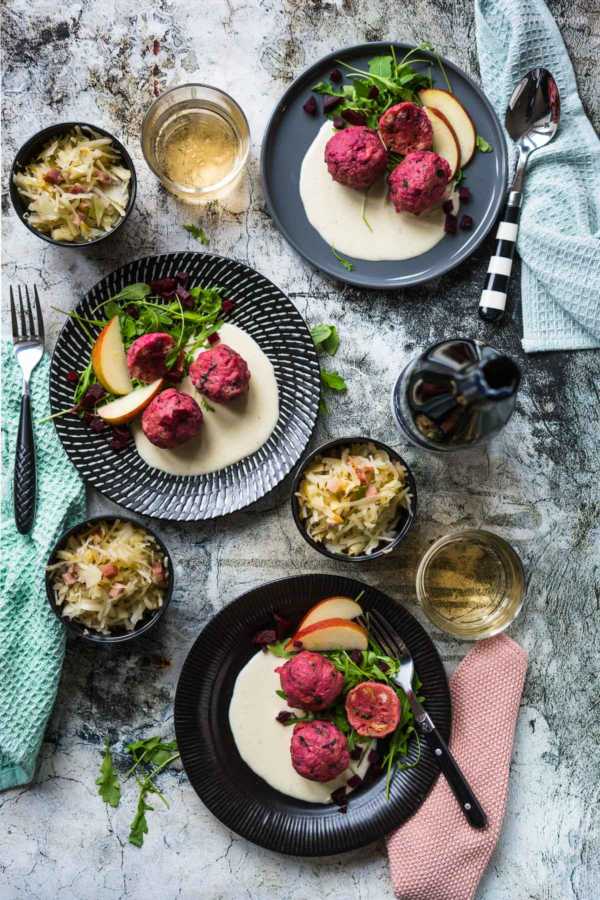 Rote Bete Knödel in Parmesansoße mit Speck-Krautsalat und Apfel | FoxyFood.de