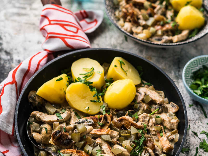 Pork Stroganoff mit Champignons, Gürkchen und Kartoffeln 500 Kalorien Abnehm Rezept | FoxyFood.de