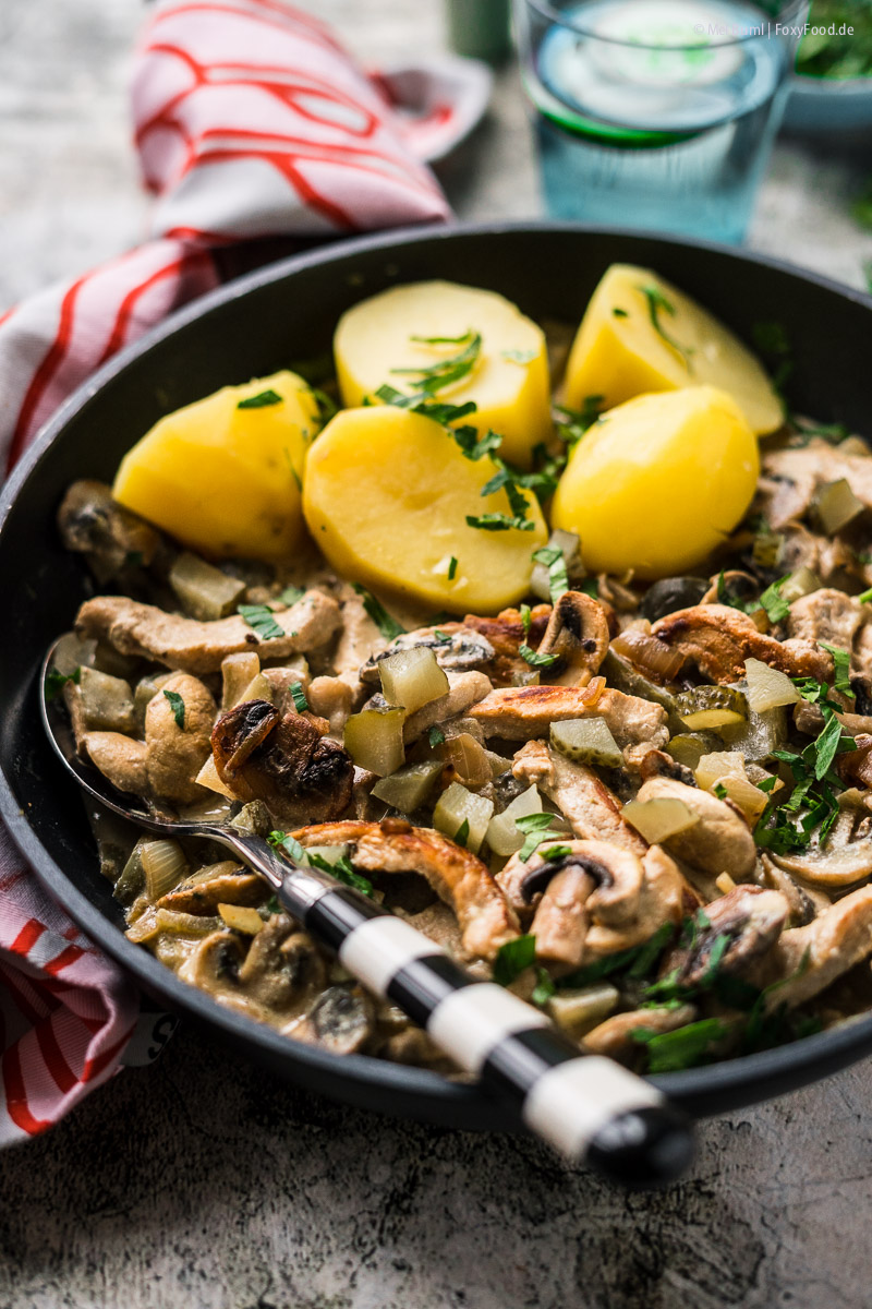 Pork Stroganoff mit Champignons, Gürkchen und Kartoffeln 500 Kalorien Abnehm Rezept | FoxyFood.de 