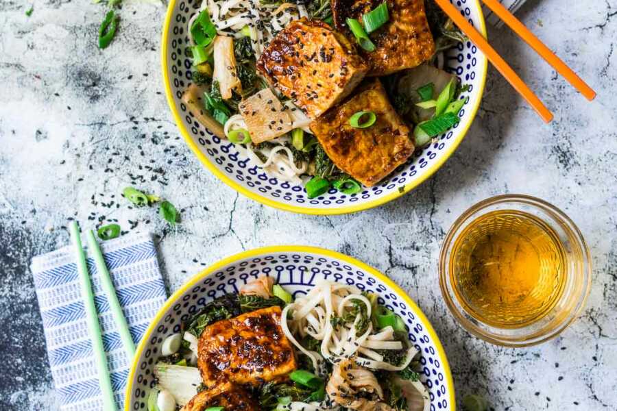 {540 Kalorien} Udon Nudeln mit Grünkohl, Kimchi und glasiertem Tofu | FoxyFood.de