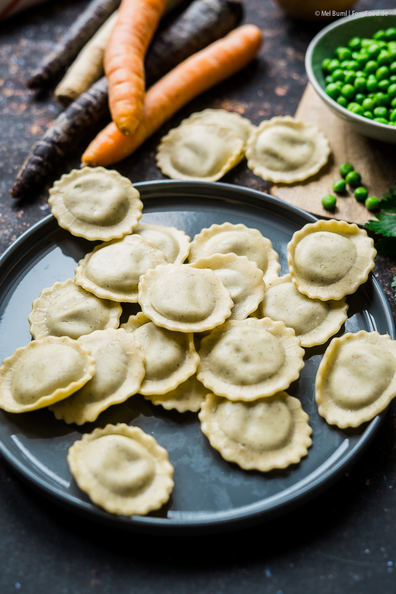 Gefüllte Dinkel-Nudeln mit gebratenen bunten Wurzeln und Erbsen-Pesto schnelles vegetarisches Familien-Essen | FoxyFood.de